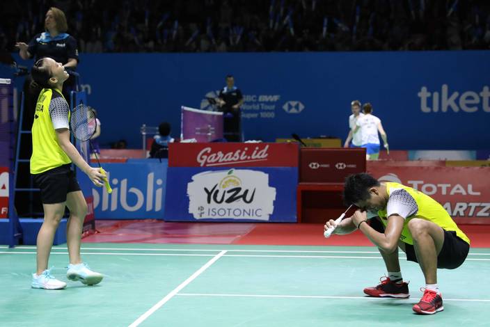 Ekspresi kekecewaan Tontowi Ahmad/Winny Oktavina Kandow (Indonesia). Ekspresi kekecewaan Tontowi Ahmad/Winny Oktavina Kandow (Indonesia).