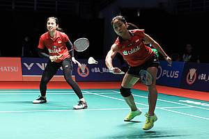 Rizki Amelia Pradipta/Ni Ketut Mahadewi Istarani bersiap menghadang serangan.