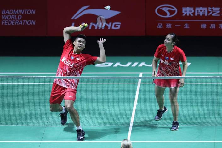 Praveen Jordan/Melati Daeva Oktavianti (Indonesia) mengembalikan shuttlecock. Praveen Jordan/Melati Daeva Oktavianti (Indonesia) mengembalikan shuttlecock.