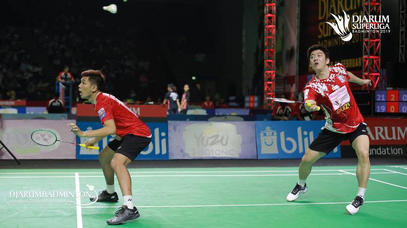 Fajar Alfian/Lee Yong Dae (Musica Trinity) mengembalikan shuttlecock. Fajar Alfian/Lee Yong Dae (Musica Trinity) mengembalikan shuttlecock.