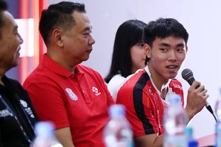 Nikolaus Joaquin (Djarum Badminton) Nikolaus Joaquin (Djarum Badminton)