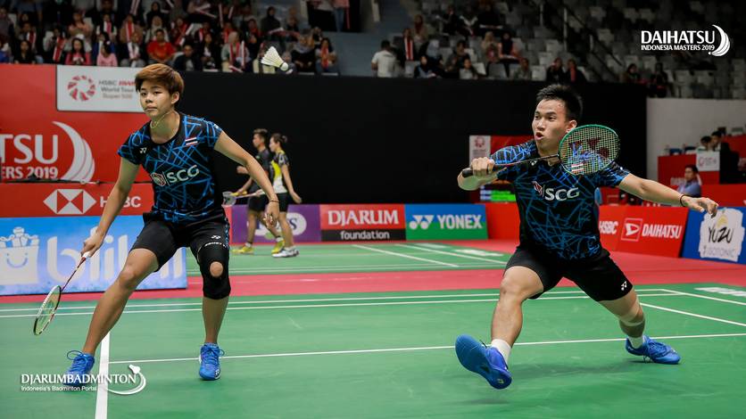 Dechapol Puavaranukroh/Sapsiree Taerattanachai (Thailand) menyambut pengembalian. Dechapol Puavaranukroh/Sapsiree Taerattanachai (Thailand) menyambut pengembalian.