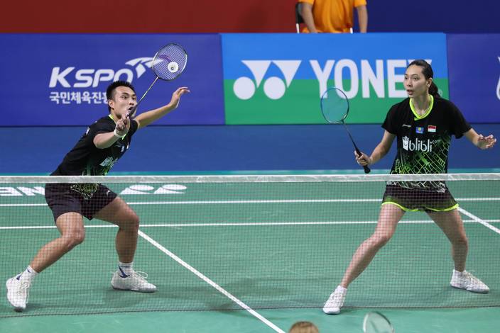 Hafiz Faizal/Gloria Emanuelle Widjaja (Indonesia) mengembalikan shuttlecock. Hafiz Faizal/Gloria Emanuelle Widjaja (Indonesia) mengembalikan shuttlecock.