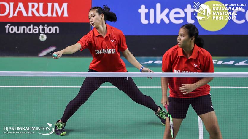 Jesita Putri Miantoro/Putri Larasati (DKI Jakarta) mengembalikan shuttlecock. Jesita Putri Miantoro/Putri Larasati (DKI Jakarta) mengembalikan shuttlecock.