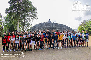 Para peserta mancanegara Blibli Superliga Junior 2018 berfoto di depan Candi Borobudur.