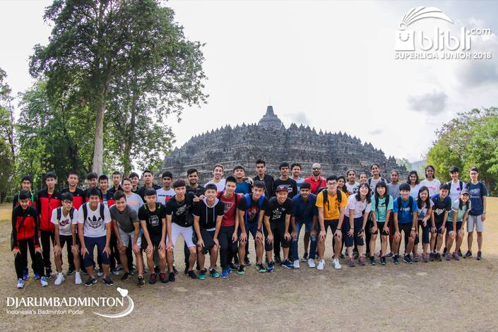 Para peserta mancanegara Blibli Superliga Junior 2018 berfoto di depan Candi Borobudur. Para peserta mancanegara Blibli Superliga Junior 2018 berfoto di depan Candi Borobudur.