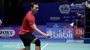 Sony Dwi Kuncoro (Indonesia) mengembalikan shuttlecock.