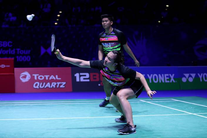 Praveen Jordan/Melati Daeva Oktavianti (Indonesia) mengembalikan shuttlecock. Praveen Jordan/Melati Daeva Oktavianti (Indonesia) mengembalikan shuttlecock.