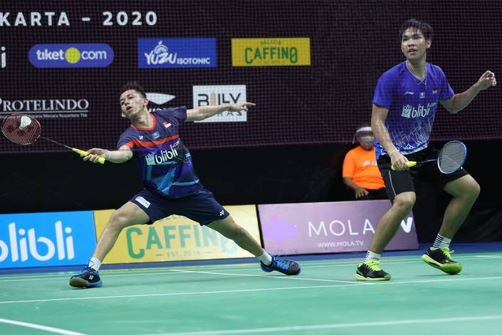 Daniel Marthin/Muhammad Rian Ardianto mengembalikan shuttlecock. Daniel Marthin/Muhammad Rian Ardianto mengembalikan shuttlecock.