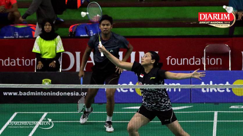 Irfan Fadhillah/Pia Zebadiah Bernadet mengembalikan shuttlecock. Irfan Fadhillah/Pia Zebadiah Bernadet mengembalikan shuttlecock.