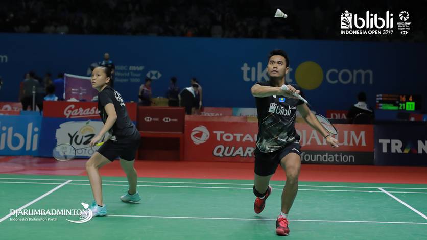 Tontowi Ahmad/Winny Oktavina Kandow (Indonesia) bersiap menghadang pengembalian. Tontowi Ahmad/Winny Oktavina Kandow (Indonesia) bersiap menghadang pengembalian.