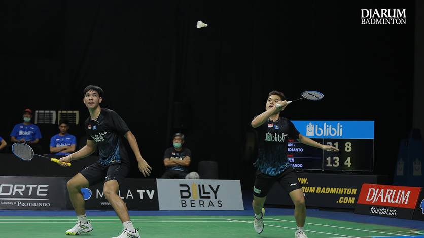 Ganda putra Indonesia, Daniel Marthin/Leo Rolly Carnando bersiap menyambut pengembalian. Ganda putra Indonesia, Daniel Marthin/Leo Rolly Carnando bersiap menyambut pengembalian.
