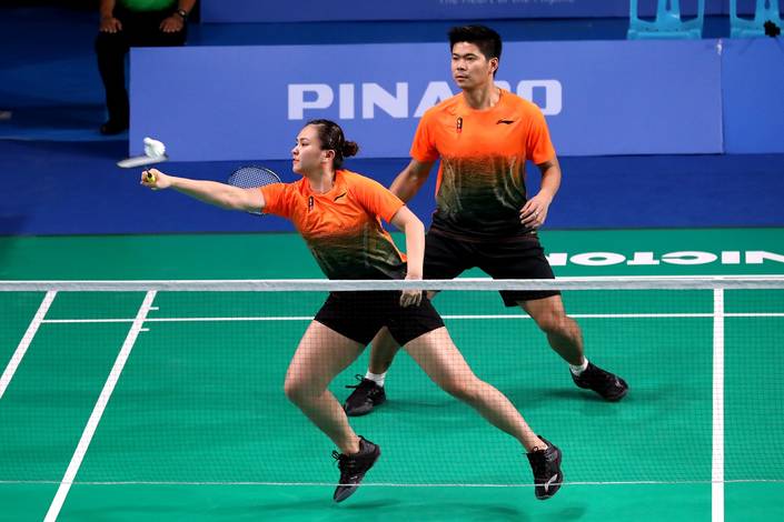 Praveen Jordan/Melati Daeva Oktavianti (Indonesia) mengembalikan shuttlecock. Praveen Jordan/Melati Daeva Oktavianti (Indonesia) mengembalikan shuttlecock.