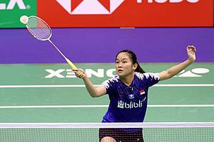 Ruselli Hartawan (Indonesia) menyambut pengembalian.