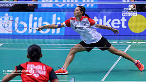 Alifia Intan Nurrokhim (Jawa Tengah) mengembalikan shuttlecock.