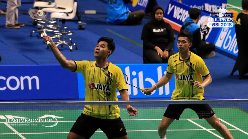 Angga Pratama/Muhammad Rian Ardianto (Jaya Raya) mengembalikan shuttlecock. Angga Pratama/Muhammad Rian Ardianto (Jaya Raya) mengembalikan shuttlecock.