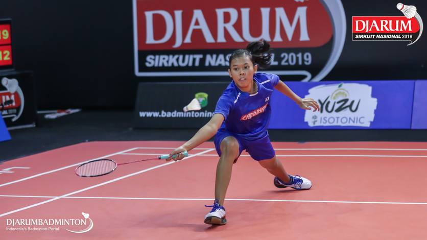 Saifi Rizka Nurhidayah (PB Mutiara Cardinal) bersiap menghadang serangan. Saifi Rizka Nurhidayah (PB Mutiara Cardinal) bersiap menghadang serangan.