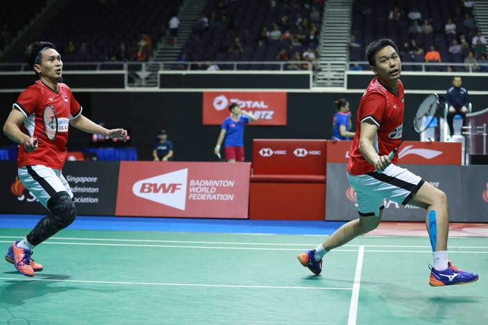 Hendra Setiawan/Mohammad Ahsan (Indonesia) bersiap menyambut pengembalian. Hendra Setiawan/Mohammad Ahsan (Indonesia) bersiap menyambut pengembalian.