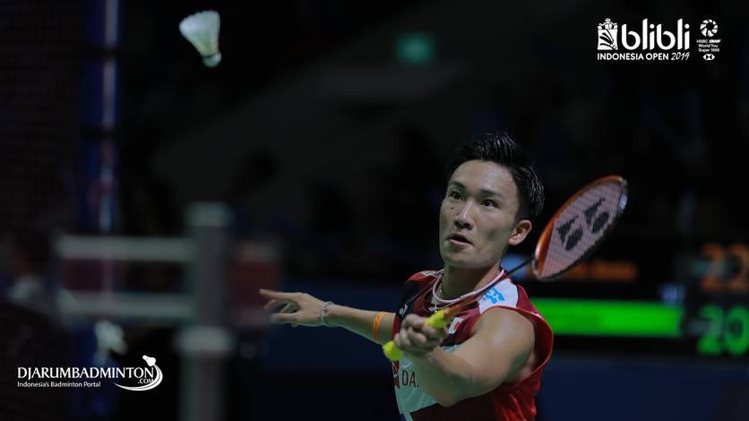 Kento Momota (Jepang) bersiap menyambut pengembalian. Kento Momota (Jepang) bersiap menyambut pengembalian.