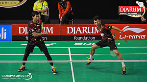 Kenas Adi Haryanto/Rian Agung Saputro (PB Berkat Abadi) menghadang serangan.