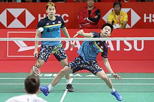 Kevin Sanjaya Sukamuljo/Marcus Fernaldi Gideon melepaskan serangan.