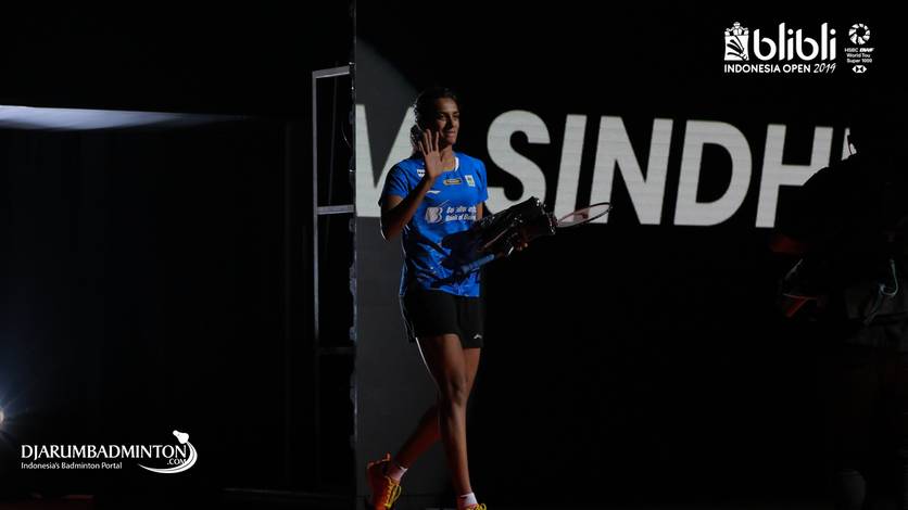 Pusarla Venkata Sindhu (India) melakukan aksi sosial dengan membagikan sembako. Pusarla Venkata Sindhu (India) melakukan aksi sosial dengan membagikan sembako.