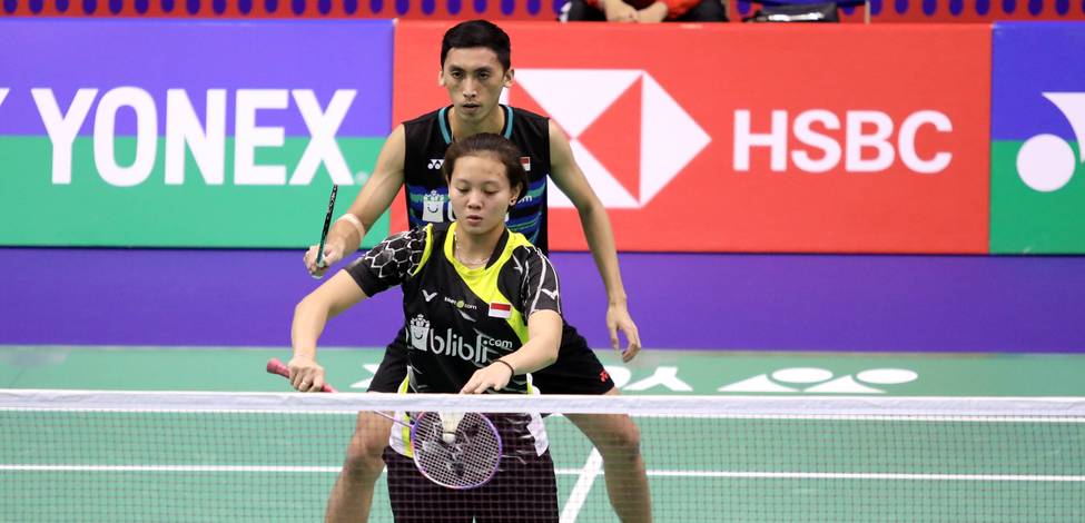 Ronald Alexander/Annisa Saufika bersiap melakukan serve. Ronald Alexander/Annisa Saufika bersiap melakukan serve.