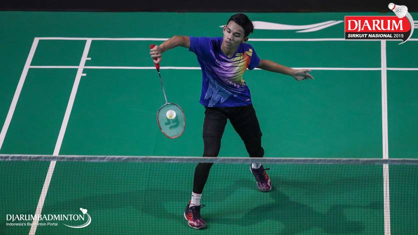 Dinar Taufiqul Hafizh (PB AIC Badminton Academy) mengembalikan shuttlecock. Dinar Taufiqul Hafizh (PB AIC Badminton Academy) mengembalikan shuttlecock.