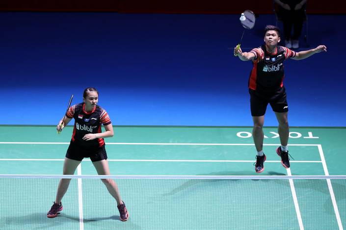 Praveen Jordan/Melati Daeva Oktavianti (Indonesia) mengembalikan shuttlecock. Praveen Jordan/Melati Daeva Oktavianti (Indonesia) mengembalikan shuttlecock.