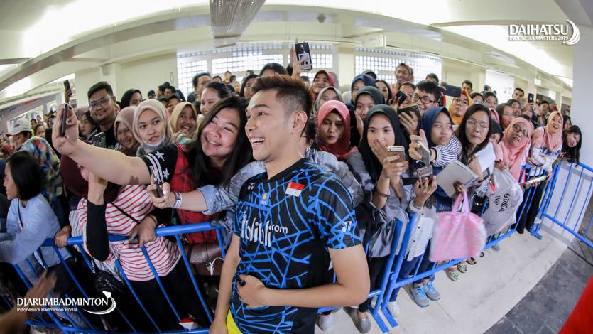 Fajar Alfian saat berfoto bersama para penggemarnya. Fajar Alfian saat berfoto bersama para penggemarnya.