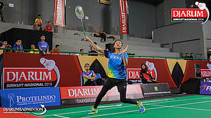Siti Sarah Azzahra (PB Exist) mengembalikan shuttlecock.
