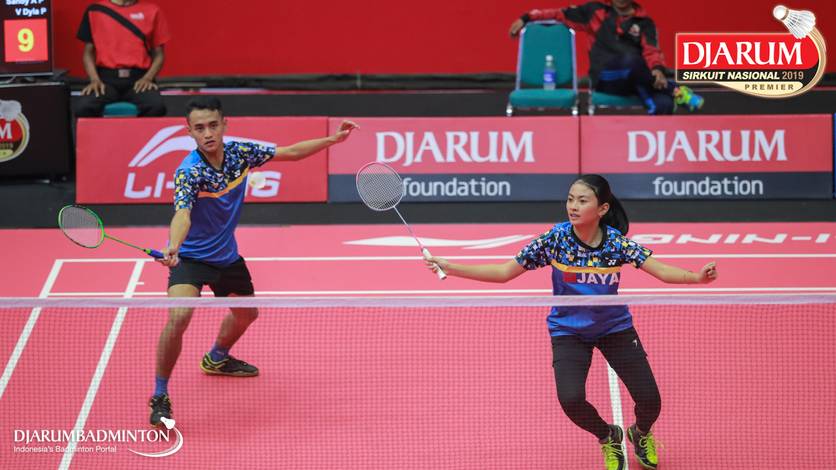 Jofianko Reymos Sulung/Vania Dyla Pratiwi (PB Victory Bogor/PB Jaya Raya Jakarta) bersiap menyambut pengembalian. Jofianko Reymos Sulung/Vania Dyla Pratiwi (PB Victory Bogor/PB Jaya Raya Jakarta) bersiap menyambut pengembalian.