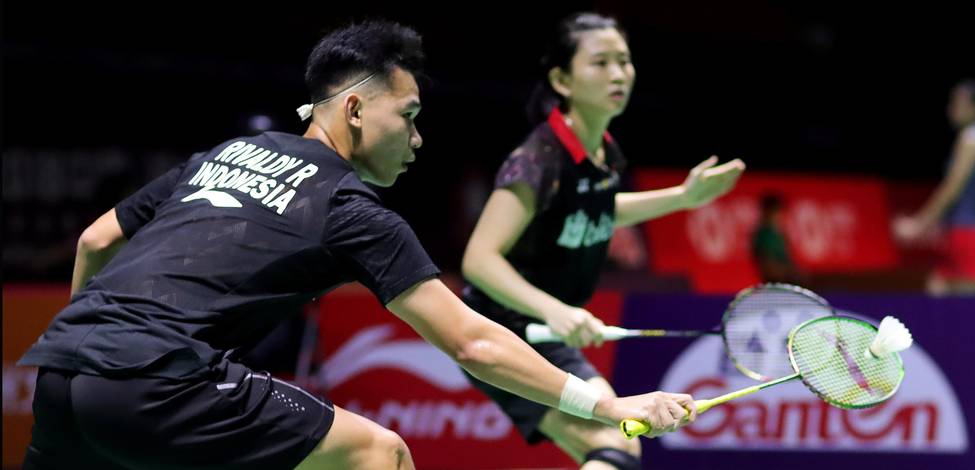 Rinov Rivaldy/Debby Susanto mengembalikan shuttlecock. Rinov Rivaldy/Debby Susanto mengembalikan shuttlecock.