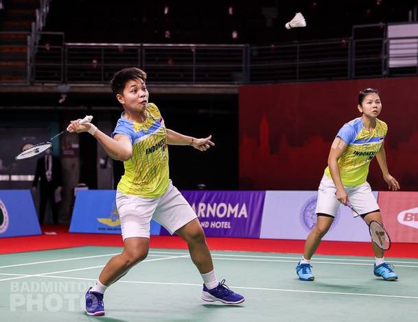Ganda putri Indonesia, Greysia Polii/Apriyani Rahayu bersiap menyambut pengembalian. (Copyright: Badmintonphoto | Courtesy of BWF) Ganda putri Indonesia, Greysia Polii/Apriyani Rahayu bersiap menyambut pengembalian. (Copyright: Badmintonphoto | Courtesy of BWF)