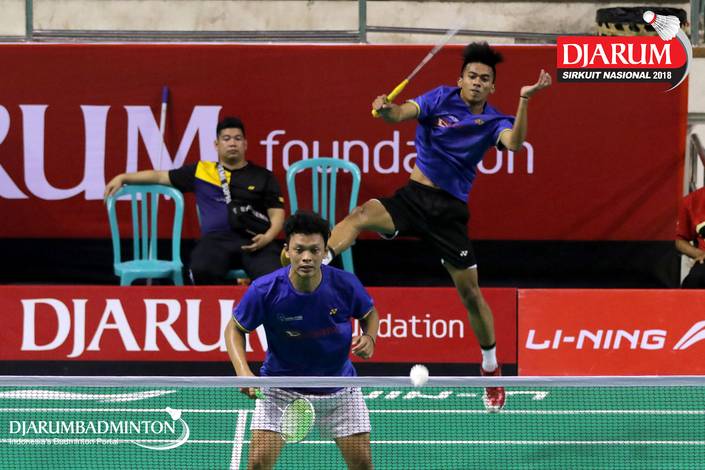 Ali Akbar Rofa Mahari/Dimas Satria Aji (Daihatsu Candra Wijaya) melepaskan serangan.
