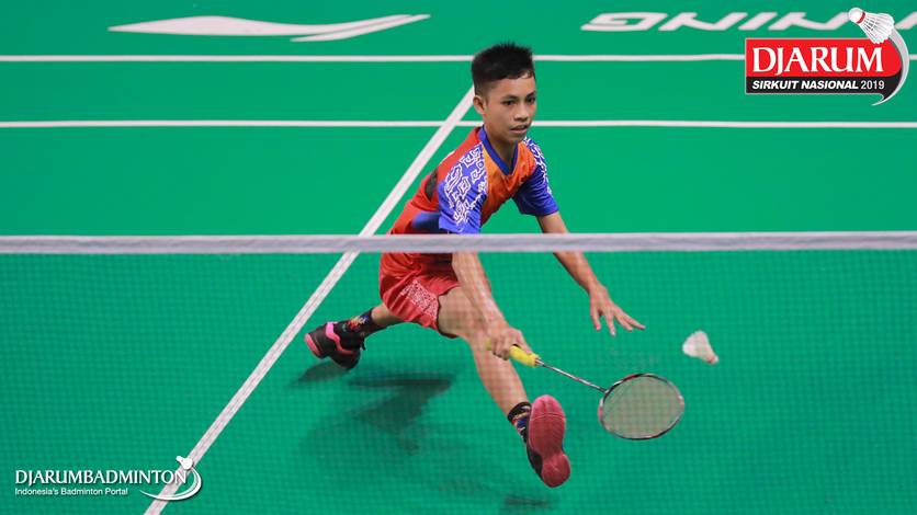 Muhammad Alpareza (Sriwijaya Badminton Club Palembang) berusaha menggapai pengembalian.
