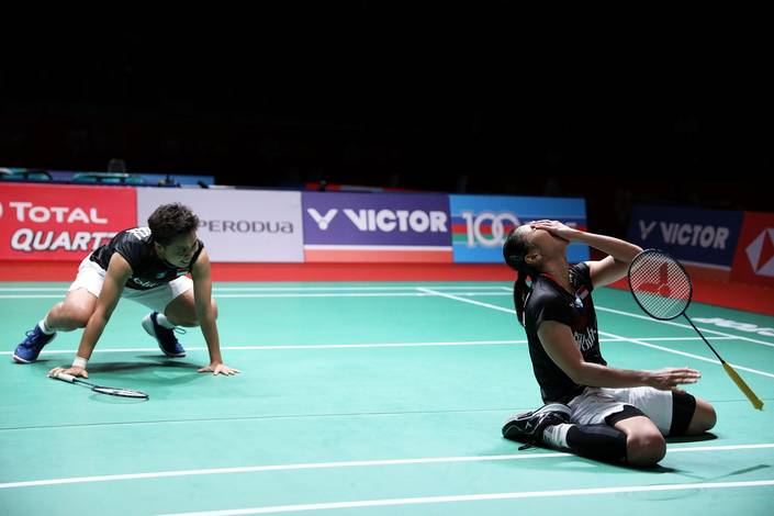 Ekspresi kekecewaan Greysia Polii/Apriyani Rahayu (Indonesia). Ekspresi kekecewaan Greysia Polii/Apriyani Rahayu (Indonesia).