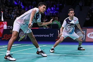 Fajar Alfian/Muhammad Rian Ardianto (Indonesia) bersiap menghadang serangan.