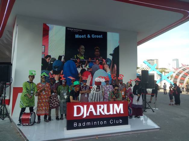 Fanatic supporters taking pictures in front of Djarum Foundation booth. Fanatic supporters taking pictures in front of Djarum Foundation booth.