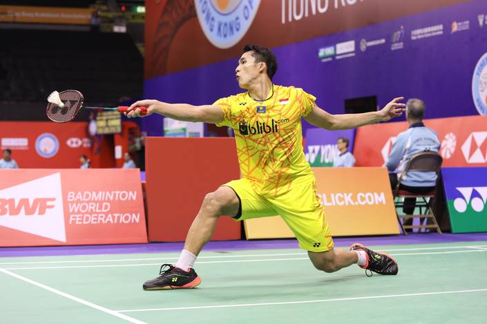 Jonatan Christie mengembalikan shuttlecock. Jonatan Christie mengembalikan shuttlecock.