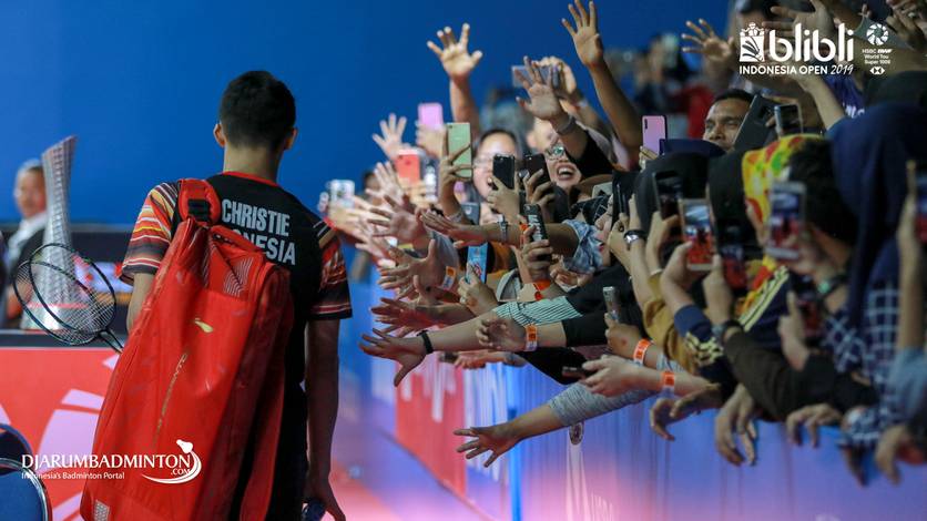 Jonatan Christie (Indonesia) receives warm greeting from his supporters. Jonatan Christie (Indonesia) receives warm greeting from his supporters.