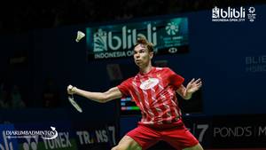 Rasmus Gemke (Denmark) menyambut pengembalian.