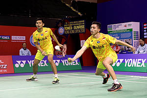 Fajar Alfian/Muhammad Rian Ardianto mengembalikan shuttlecock.