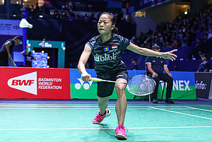 Fitriani (Indonesia) bersiap menghadang pengembalian.