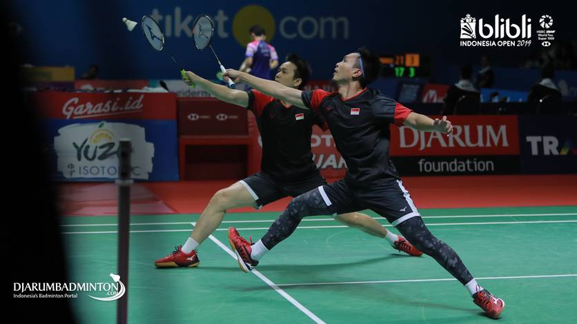 Hendra Setiawan/Mohammad Ahsan (Indonesia) mengembalikan shuttlecock. Hendra Setiawan/Mohammad Ahsan (Indonesia) mengembalikan shuttlecock.