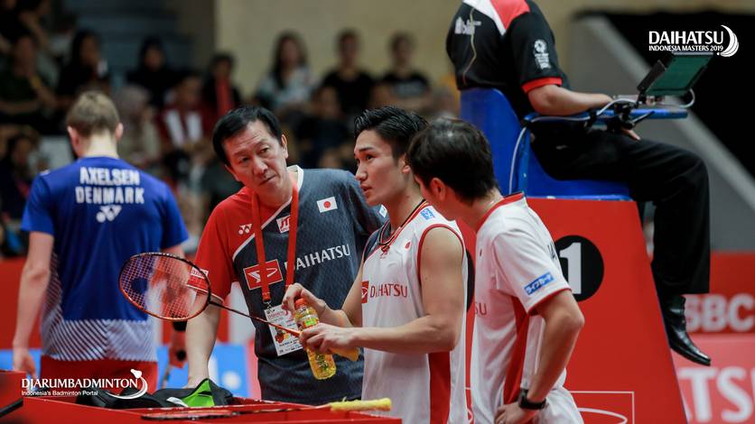 Kepala Pelatih tim nasional Jepang, Park Joo Bong (kiri) saat memberikan arahan kepada Kento Momota. Kepala Pelatih tim nasional Jepang, Park Joo Bong (kiri) saat memberikan arahan kepada Kento Momota.
