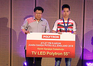 Kevin Sanjaya Sukamuljo Bersama Yoppy Rosimin Saat Penyerahan Secara Simbolik Bonus Apresiasi dari PB Djarum