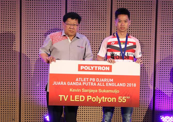 Kevin Sanjaya Sukamuljo Bersama Yoppy Rosimin Saat Penyerahan Secara Simbolik Bonus Apresiasi dari PB Djarum Kevin Sanjaya Sukamuljo Bersama Yoppy Rosimin Saat Penyerahan Secara Simbolik Bonus Apresiasi dari PB Djarum