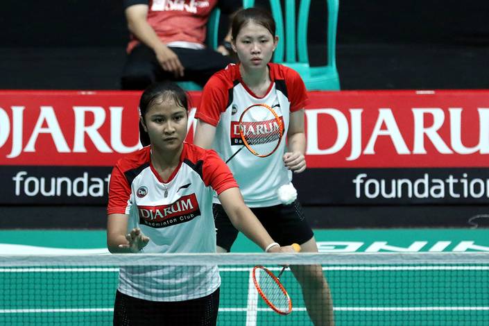 Helena Ayu Puspitasari/Sang Ayu Putu Kharisma Maharani (PB Djarum Kudus) melakukan serve. Helena Ayu Puspitasari/Sang Ayu Putu Kharisma Maharani (PB Djarum Kudus) melakukan serve.