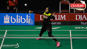 Hera Desiana Rachmawati (Mutiara Cardinal) mengembalikan shuttlecock.